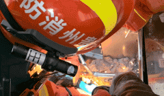 湾新区一工人手臂被200斤模具压住消防告